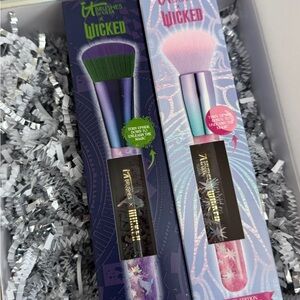 IT Cosmetics Wicked Brush Set  of Two Green and Pink- limited edition